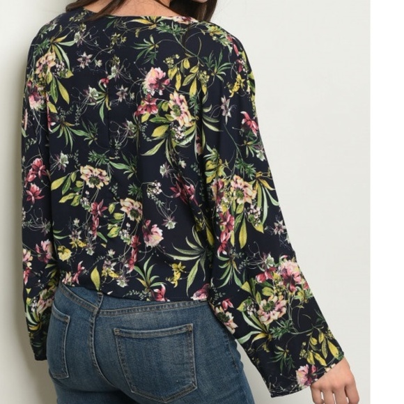 NWOT Tropical Floral Print Tie Front Top Small - Picture 3 of 3